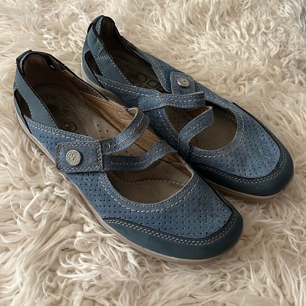 Blue EarthOrgins comfortable flats.